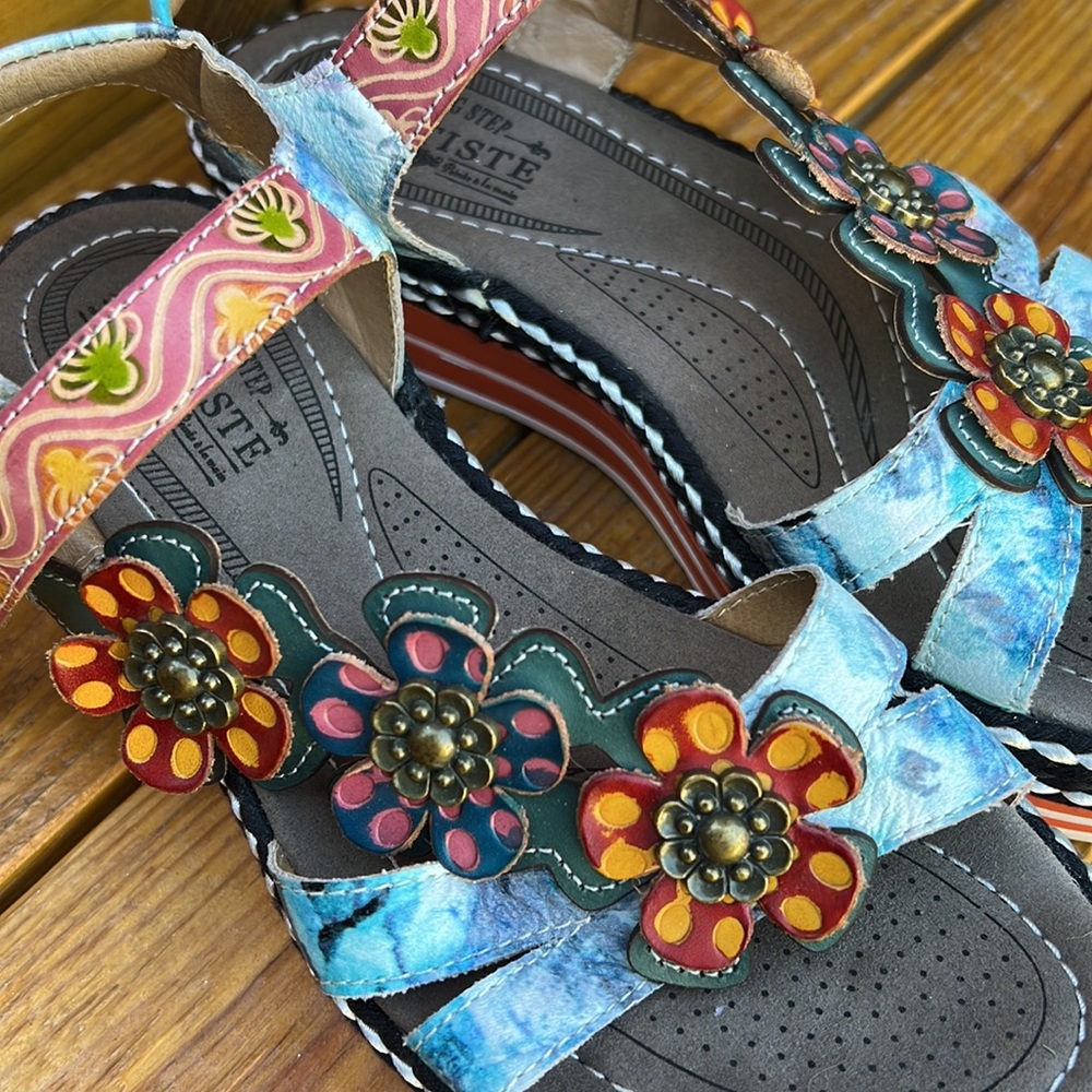 L'Artiste 1-inch sandal, Velcro closure, Size 8. Like new!